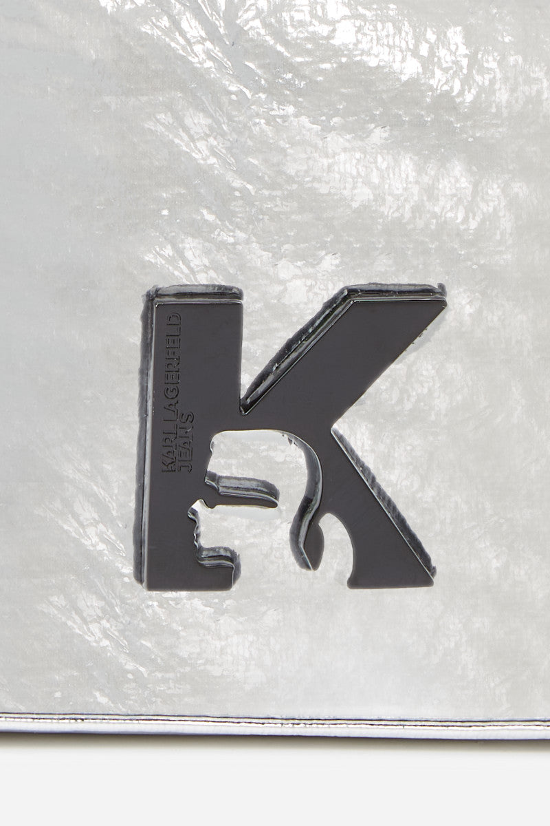 Karl Lagerfeld Jeans – Pochette Triangulaire Argentée Métallисée Femme