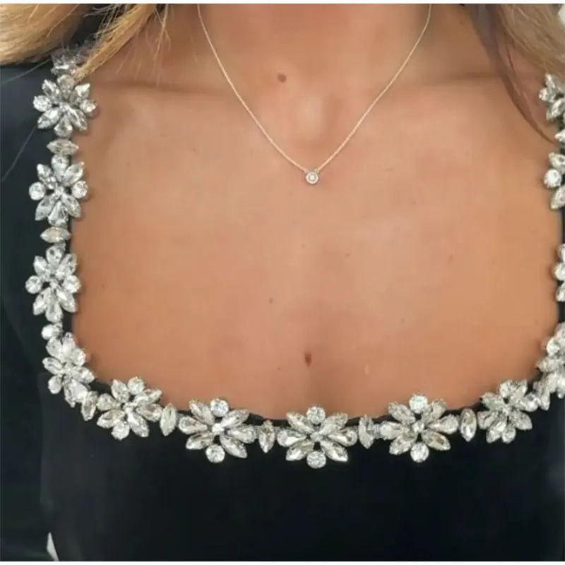 Robe à motifs floraux et strass