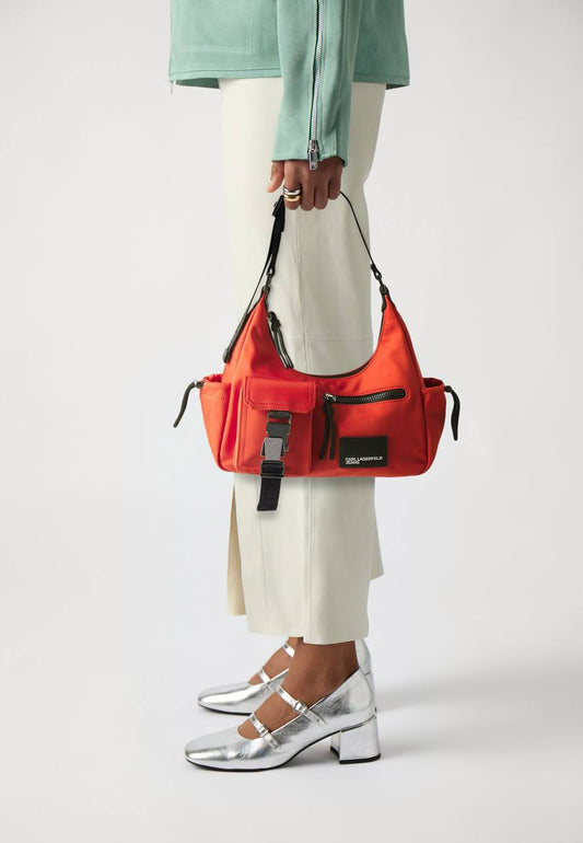 Sac hobo Karl Lagerfeld Jeans en nylon rouge porté à la main, style utilitaire cargo avec poche frontale zippée et bandoulière réglable