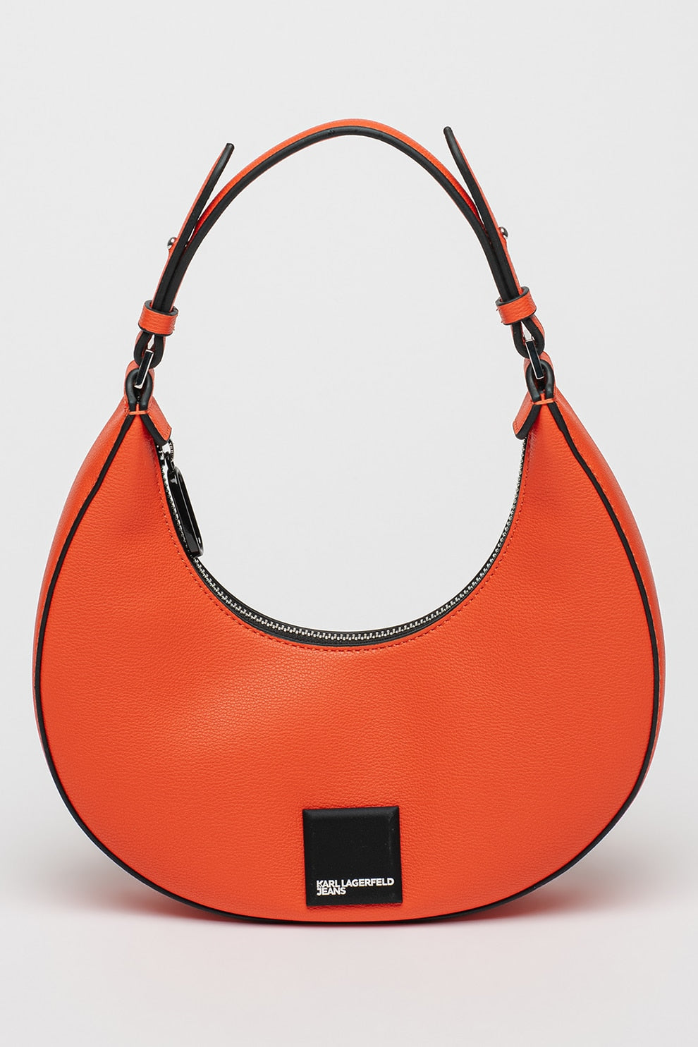 Sac hobo demi-lune Karl Lagerfeld Jeans orange vif avec liséré noir et patch logo, vue de face